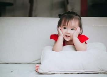 Cộng đồng đang phát sốt về bản sao của bé Xuân Mai ngày ấy và bây giờ