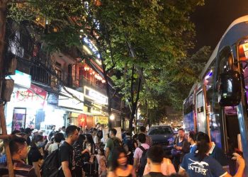 Du khách nườm nượp lên Sa Pa tận hưởng ‘mùa đông’ giữa ngày hè