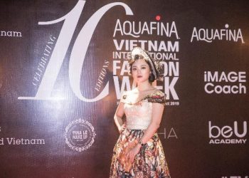 Nữ hoàng Phạm Huyền Trang xinh đẹp kiều diễm khi hóa thân thành ” quý cô cổ điển ” tham dự Tuần lễ thời trang quốc tế Việt Nam