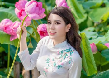 “Say nắng” vẻ đẹp ngọt ngào của Thảo Nguyên – thiếu nữ bên sen hồng
