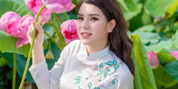 “Say nắng” vẻ đẹp ngọt ngào của Thảo Nguyên – thiếu nữ bên sen hồng