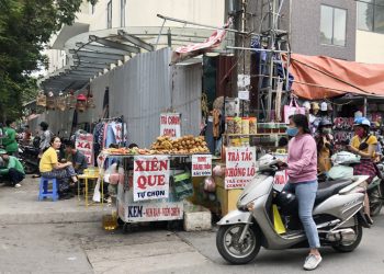 Mối nguy từ thực phẩm trôi nổi nơi cổng trường