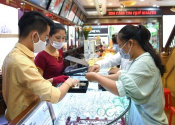 Giá vàng SJC lại bật tăng ngược chiều thế giới