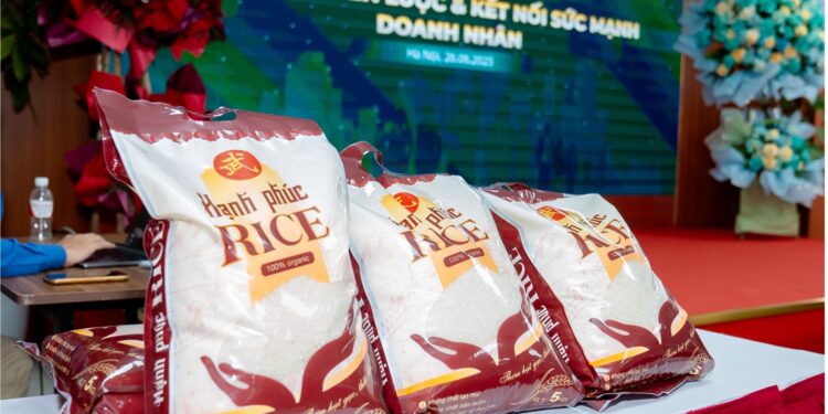 Gạo hạnh phúc vũ – võ: từ cánh đồng khô cằn tây nguyên đến bữa cơm lành mạnh mỗi gia đình